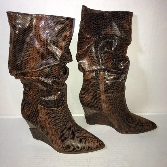 Jessica Simpson Helveta 2 Brown Snake Print Wedge Heels Slouch Boots Sz 9.5 - Picture 1 of 9